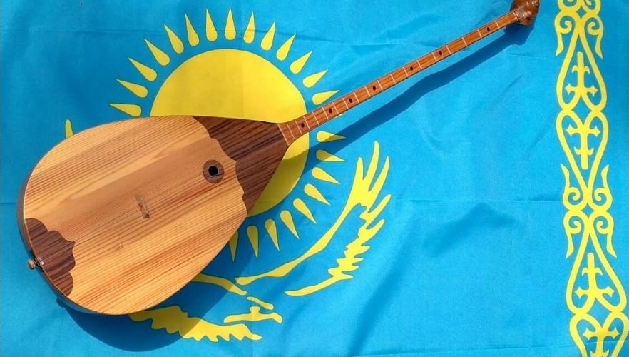 Домбра и флаг Казахстана